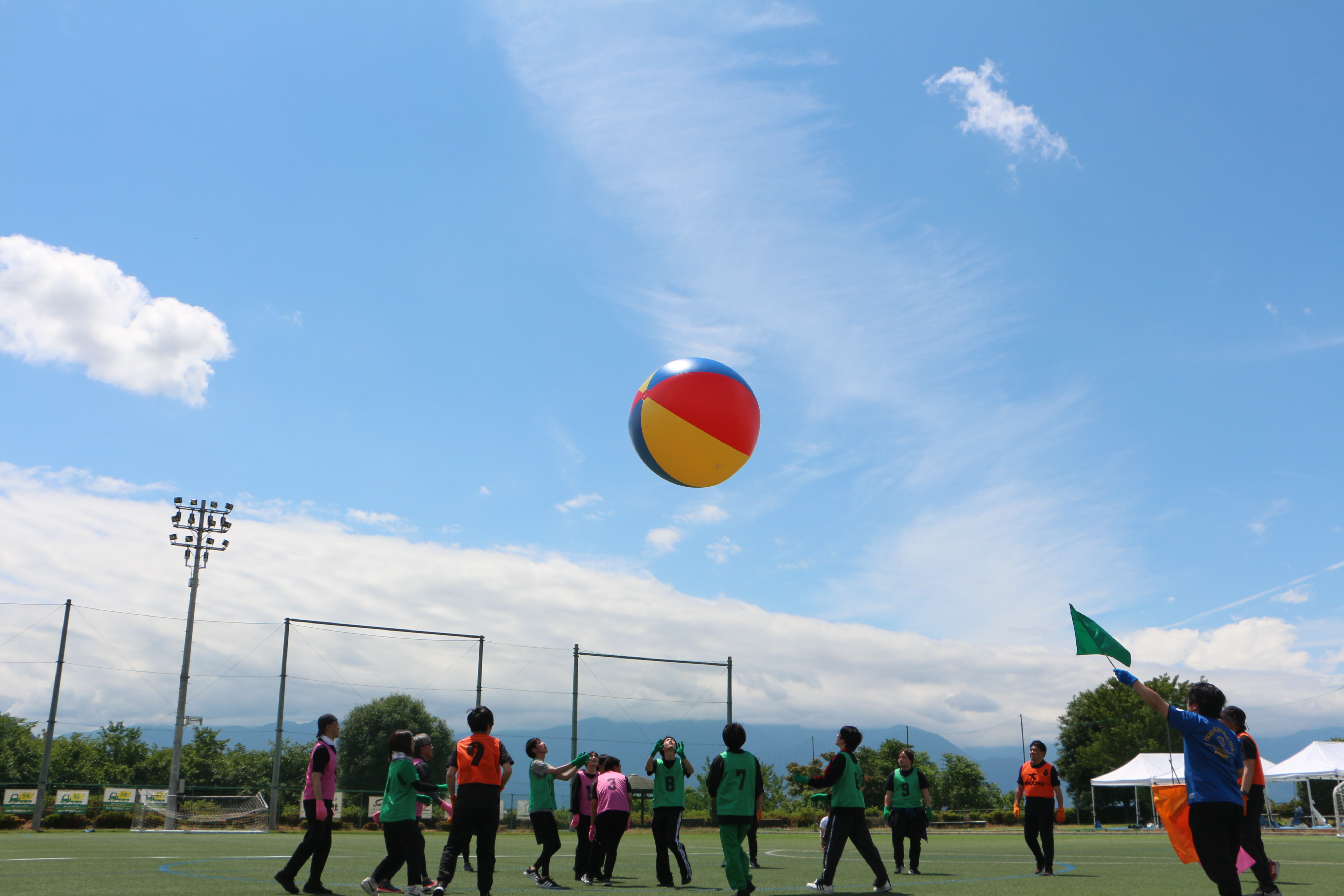 空高く舞い上がる特大ボール