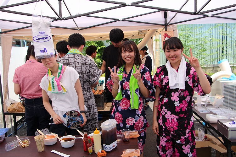 夏らしい格好の売り子さん