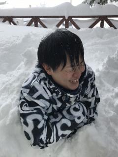 雪に埋まって遊びます