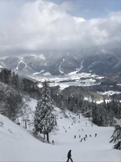 奥に見えるのは野沢温泉スキー場